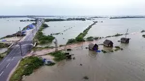 साइक्लोन दितवाह से तमिलनाडु में तबाही, बारिश संबंधी घटनाओं में तीन लोगों की मौत