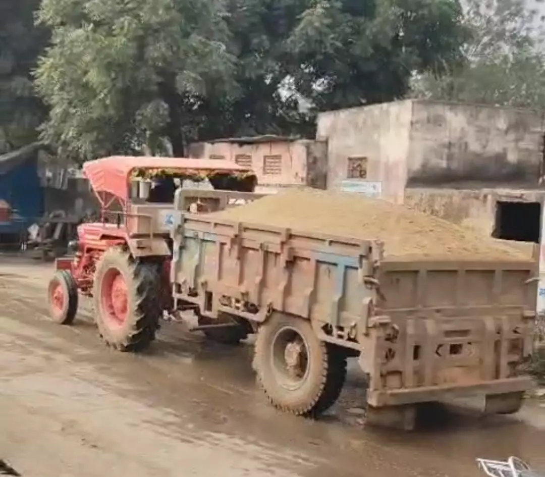 शक्करगढ़: ट्रैक्टरों की तेज आवाज़ और तेज रफ्तार से बच्चों की पढ़ाई प्रभावित, पुलिस खामोश