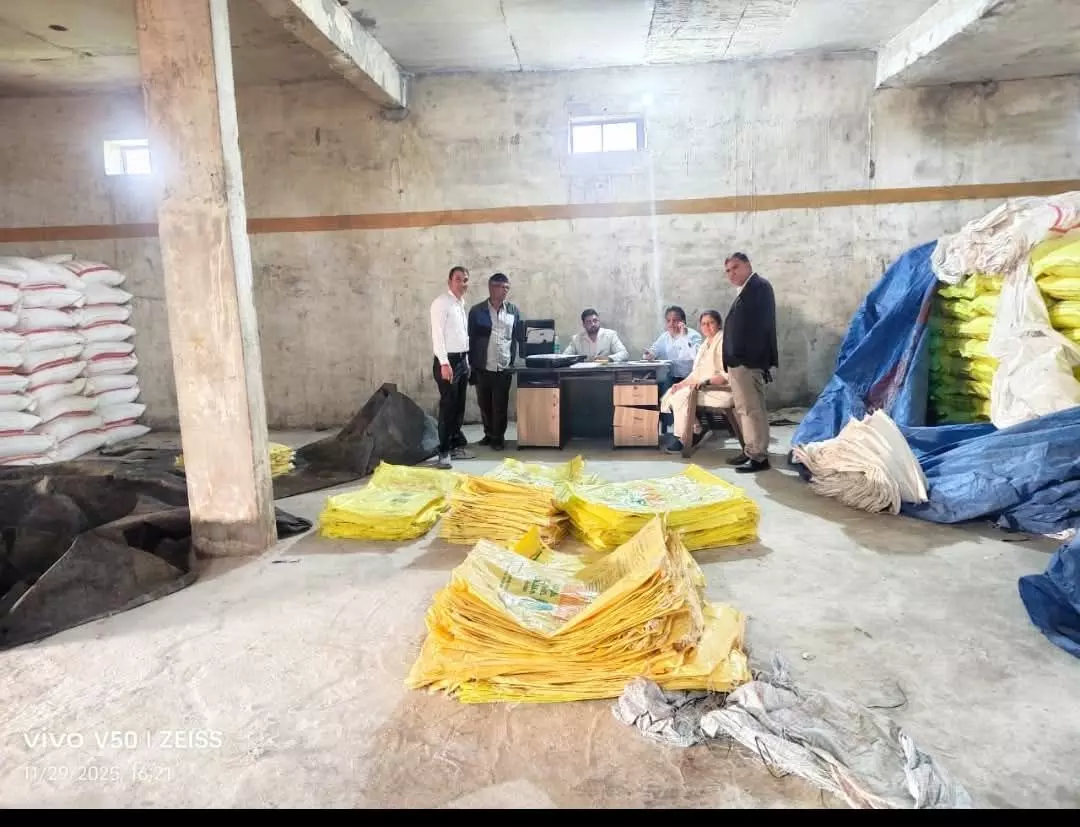 किसानों को नहीं मिल रही खाद और भाजपा नेता कर रहे खाद का अवैध भंडारण