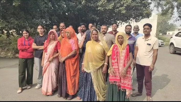 अवदेश चेतन्य नगर कॉलोनी को लेकर लोगों में रोष, प्रतापनगर थाने पर किया प्रदर्शन