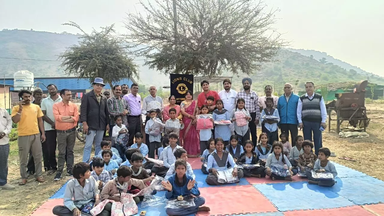 बच्चों को किये ऊनी जैकेट वितरण