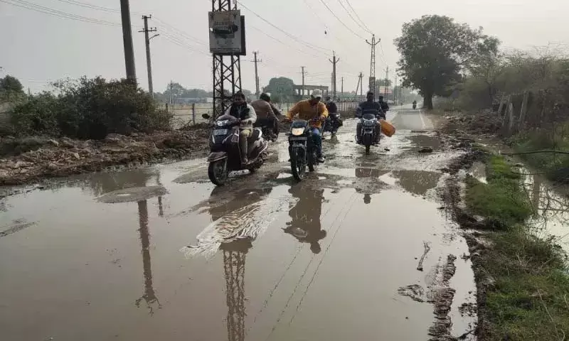 नई सड़क गंदे पानी का मार्ग बनी, राहगीर परेशान