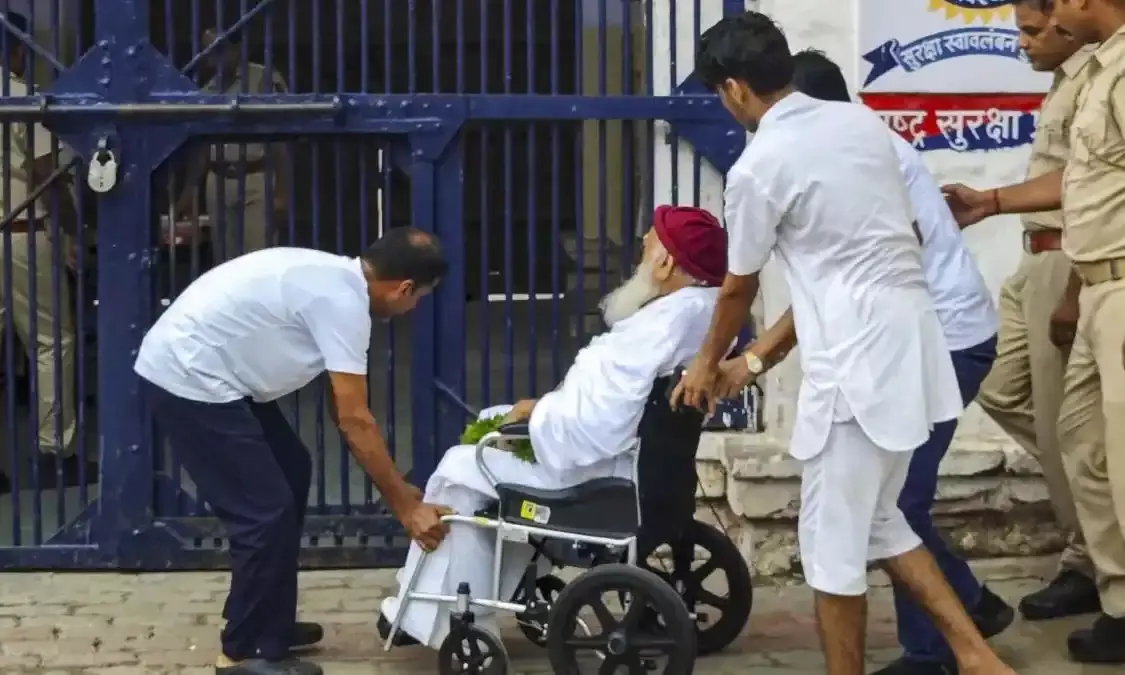 आसाराम की जमानत के खिलाफ नाबालिग रेप पीड़िता पहुंची सुप्रीम कोर्ट, गुजरात हाईकोर्ट ने दी है 6 महीने की बेल