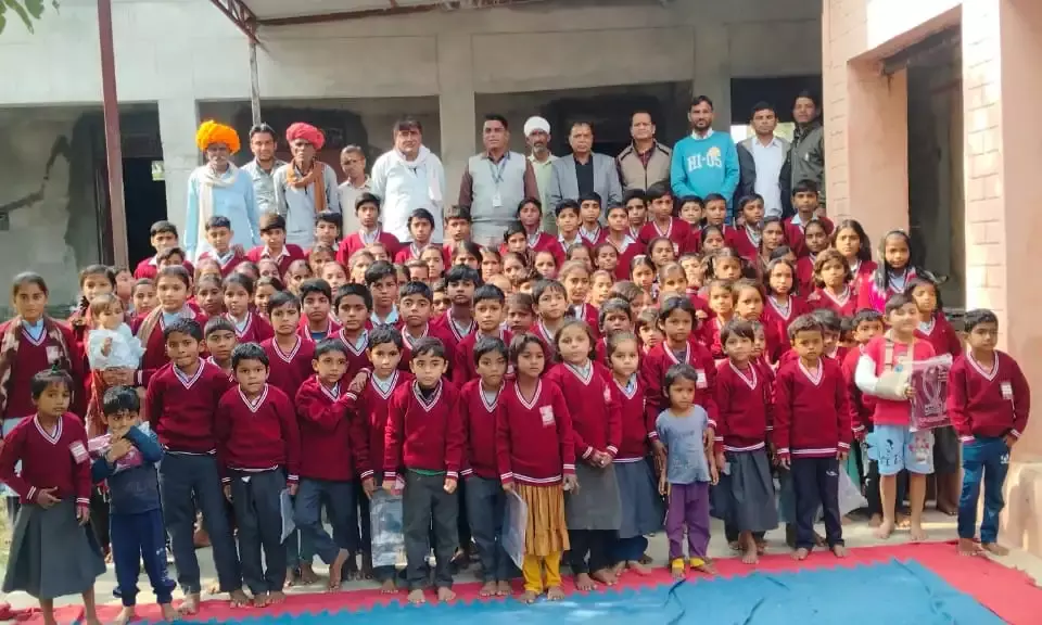 115 विद्यार्थियों को जर्सी वितरण, बच्चों के चेहरों पर खिली मुस्कान 115 विद्यार्थियों को जर्सी वितरण, बच्चों के चेहरों पर खिली मुस्कान