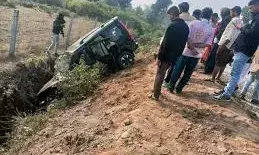 शादी का कार्ड देने जा रहे तीन लोगों की स्कॉर्पियो पलटी, एक की मौत, दो गंभीर