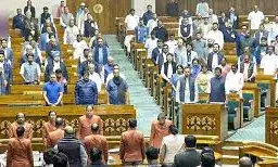 संसद का शीतकालीन सत्र शुरू, लोकसभा में हंगामा, राज्यसभा में नए सभापति का स्वागत