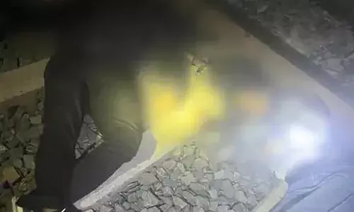 इयरफोन लगाकर रेलवे ट्रैक पार कर रहे युवक-युवती मालगाड़ी की चपेट में, दोनों की मौत