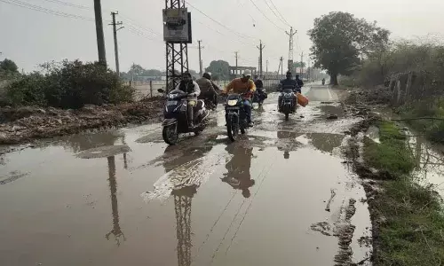 नई सड़क गंदे पानी का मार्ग बनी, राहगीर परेशान