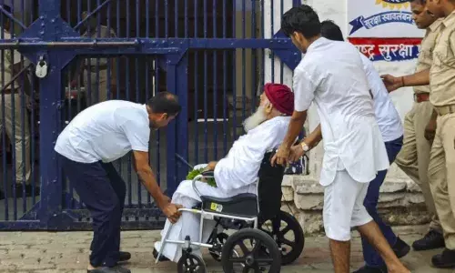 आसाराम की जमानत के खिलाफ नाबालिग रेप पीड़िता पहुंची सुप्रीम कोर्ट, गुजरात हाईकोर्ट ने दी है 6 महीने की बेल आसाराम की जमानत के खिलाफ नाबालिग रेप पीड़िता पहुंची सुप्रीम कोर्ट, गुजरात हाईकोर्ट ने दी है 6 महीने की बेल