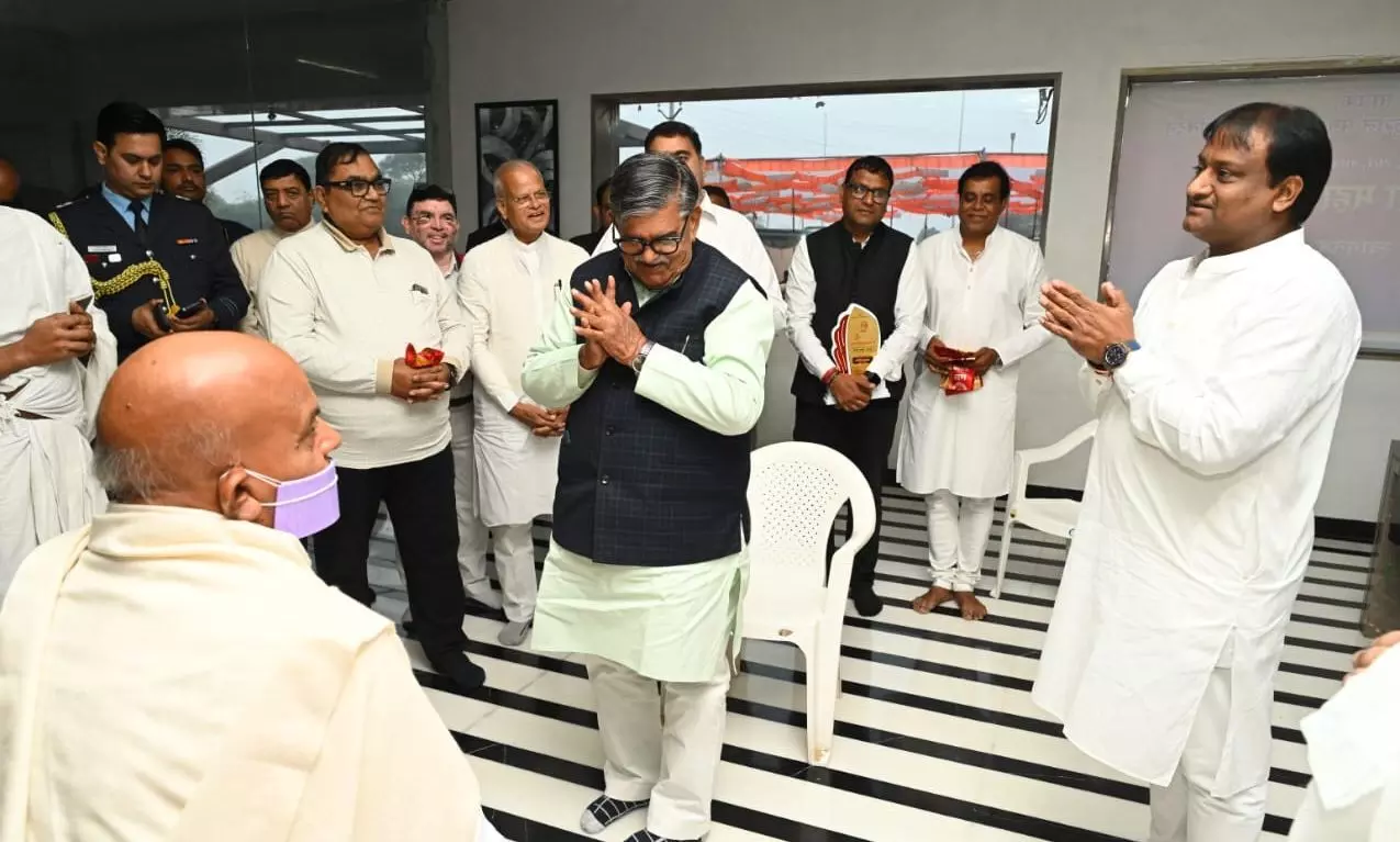 पंजाब राज्यपाल गुलाबचंद कटारिया ने लिया आचार्य महाश्रमण का आशीर्वाद