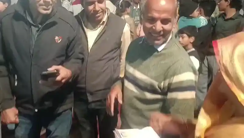 शादी के जीमणे में पहुंची बीएलओ टीम, मतदाता सूची अपडेट में जुटे कर्मी