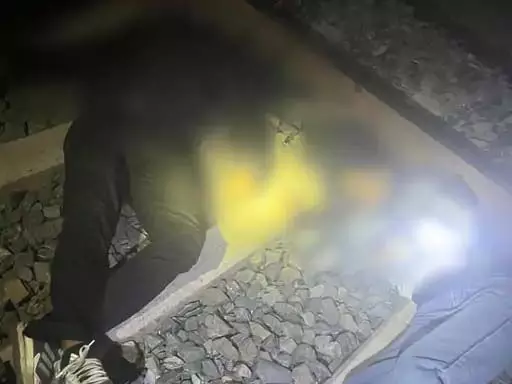 इयरफोन लगाकर रेलवे ट्रैक पार कर रहे युवक-युवती मालगाड़ी की चपेट में, दोनों की मौत