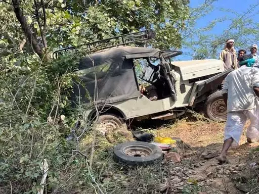 पाली में जीप का पहिया निकलने से बड़ा हादसा, 3 की मौत, 25 घायल