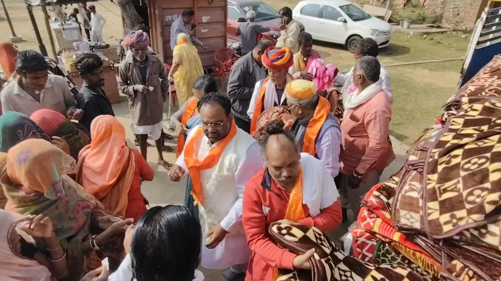 सांवरिया हनुमान मंदिर प्रांगण में जरूरतमंदों को 300 कंबल वितरित की