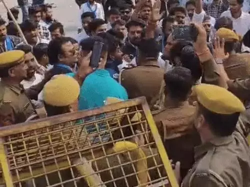 चित्तौड़गढ़ में एनएसयूआई का हल्ला बोल प्रदर्शन, मुख्यमंत्री शर्मा का पुतला जलाया, तीन प्रमुख मांगें रखीं