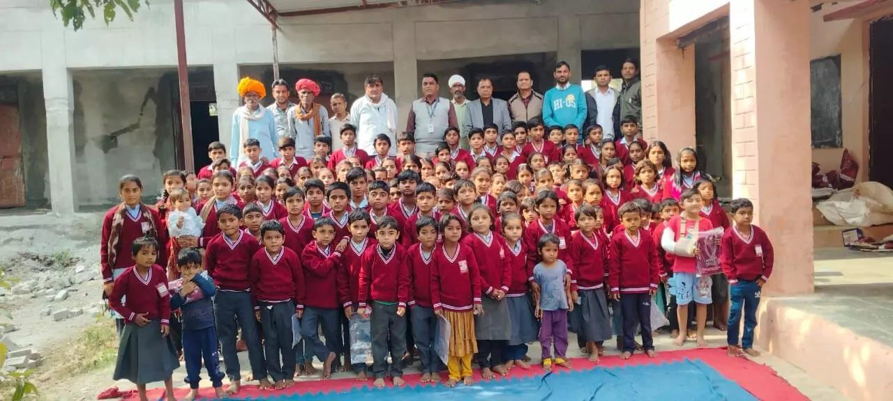 115 विद्यार्थियों को जर्सी वितरण, बच्चों के चेहरों पर खिली मुस्कान