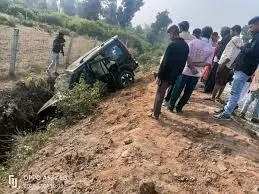 शादी का कार्ड देने जा रहे तीन लोगों की स्कॉर्पियो पलटी, एक की मौत, दो गंभीर