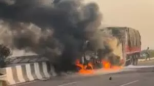 भारतमाला हाईवे पर ट्रेलर में लगी भीषण आग, चालक की मौत