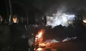 बलरामपुर में कपड़ों से भरे ट्रक की टक्कर से बस में लगी आग,  तीन  यात्री जिंदा जले ,  नहीं हो सकी पहचान