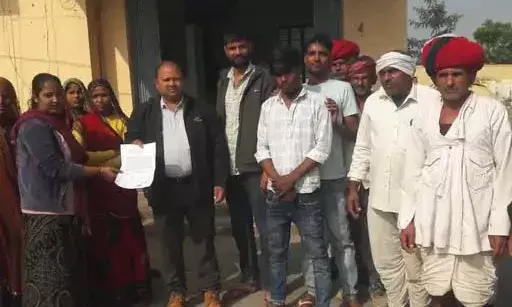 आसींद में यूरिया खाद की किल्लत पर किसानों का हंगामा