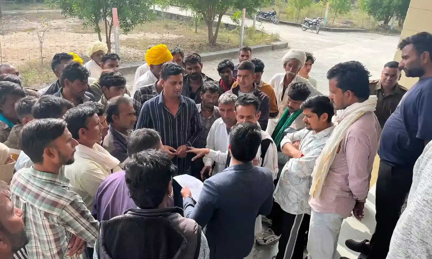 अरवड़ बांध नहर चालू कराने की मांग पर ग्रामीणों ने एसडीएम को ज्ञापन सौंपा अरवड़ बांध नहर चालू कराने की मांग पर ग्रामीणों ने एसडीएम को ज्ञापन सौंपा