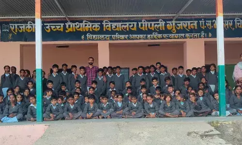 सर्दी की वर्दी पाकर खिल उठे बच्चों के चेहरे