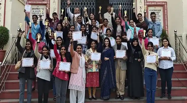 राजकीय मीरा कन्या महाविद्यालय में रोजगार कौशल एवं प्रशिक्षण पाठ्यक्रम का समापन