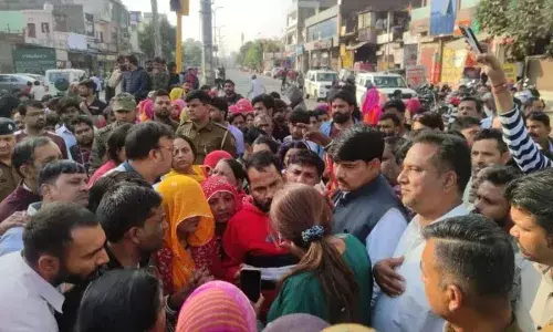 युवक की पत्थर से वार कर हत्या, पुलिस पर कार्रवाई न करने का आरोप लगाकर परिजन आक्रोशित युवक की पत्थर से वार कर हत्या, पुलिस पर कार्रवाई न करने का आरोप लगाकर परिजन आक्रोशित