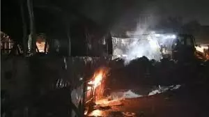 बलरामपुर में कपड़ों से भरे ट्रक की टक्कर से बस में लगी आग,  तीन  यात्री जिंदा जले ,  नहीं हो सकी पहचान