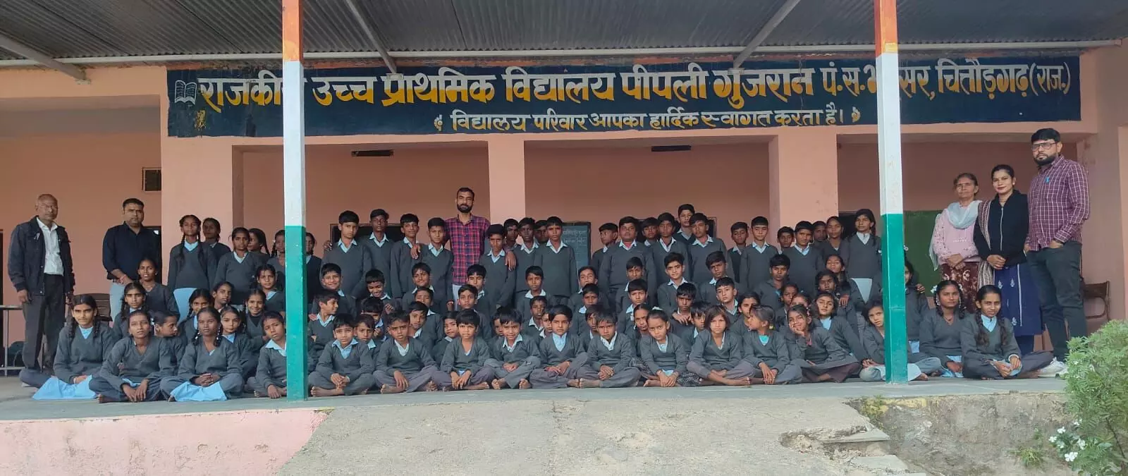 सर्दी की वर्दी पाकर खिल उठे बच्चों के चेहरे