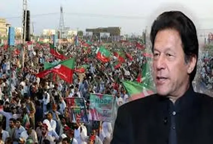 पाकिस्तान में राजनीतिक तनाव बढ़ा.लगा राष्ट्रपति शासन    रावलपिंडी में सड़कों पर उमड़े इमरान समर्थक
