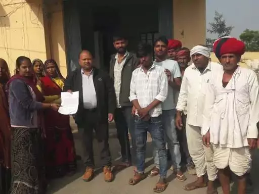 आसींद में यूरिया खाद की किल्लत पर किसानों का हंगामा