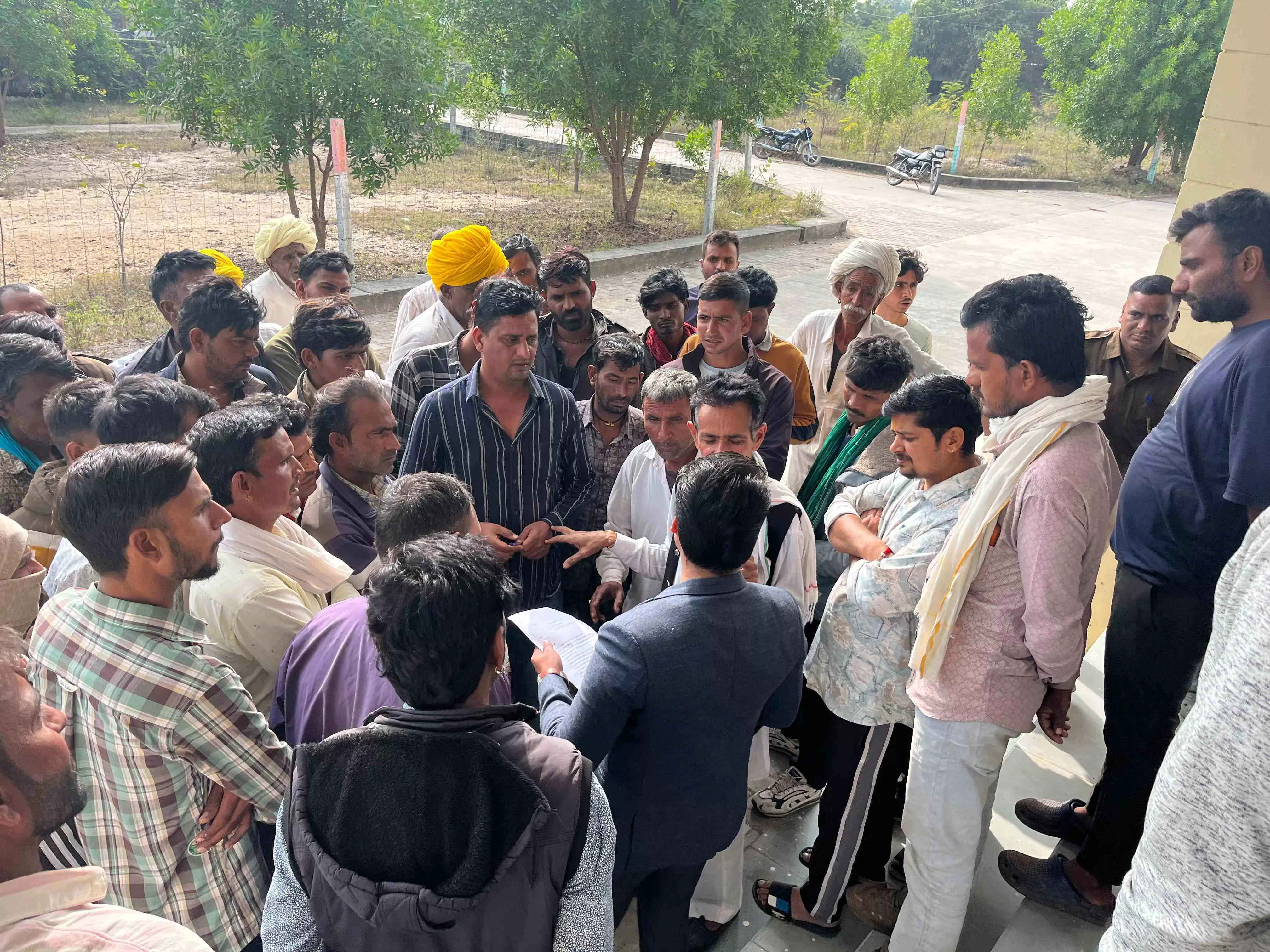 अरवड़ बांध नहर चालू कराने की मांग पर ग्रामीणों ने एसडीएम को ज्ञापन सौंपा