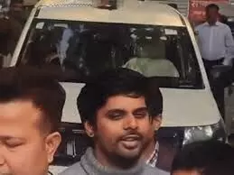 वकील से मारपीट मामले में हेड कॉन्स्टेबल को लाइन हाजिर,डीएसपी  चंदेल की   गाड़ी को वकीलों ने घेरा