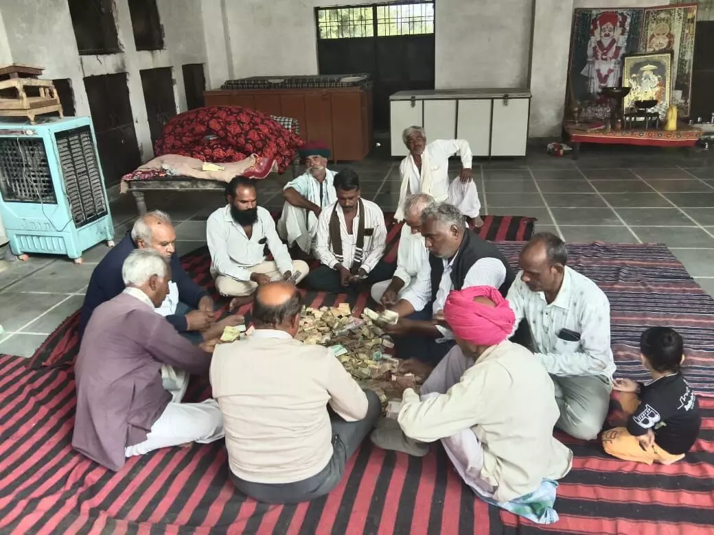 चंवरा का हनुमान जी के दानपात्र से 1 लाख 11 हजार 666 रुपए की राशि निकली चंवरा का हनुमान जी के दानपात्र से 1 लाख 11 हजार 666 रुपए की राशि निकली