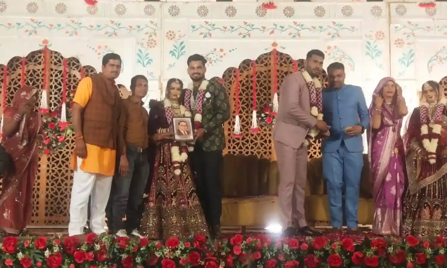 चमनपुरा में अनोखी पहल: नव दम्पति को डॉ. भीमराव अंबेडकर की तस्वीर भेंट
