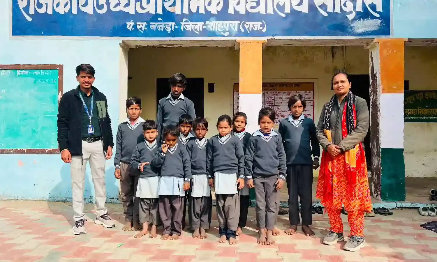 स्कूलों में खुशियों की सौगात- लोटियास और सादास के साठ छात्रों को बांटी गई जर्सी, बच्चों में उत्साह