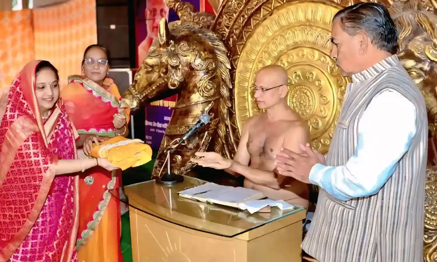 तुम साधनों में जीते है हम साधना में जीते है : आचार्य पुलक सागर