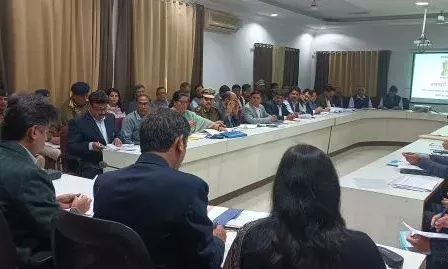 आबकारी विभाग की समीक्षा बैठक में आयुक्त ने कहा वांछित लक्ष्य हर हाल में पूरा करें