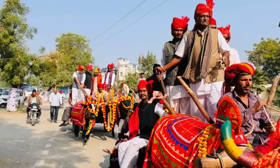 बैल गाड़ियों पर सवार होकर भरने आए मायरा