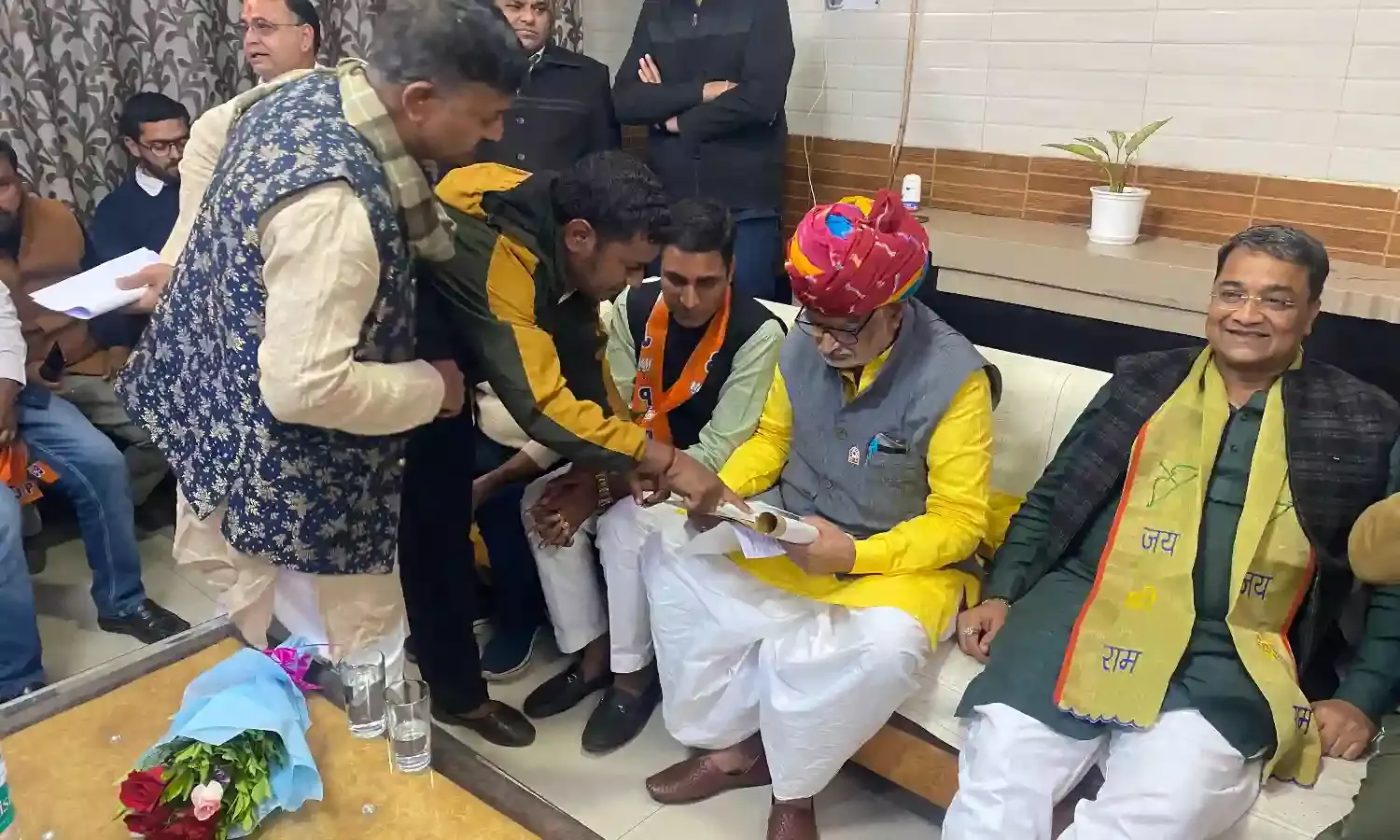 विधायक फंड से चल रहे गौशाला निर्माण में देरी पर आदर्श नगर समिति ने ज्ञापन सौंपा