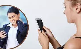 घंटों मोबाइल झुकाकर देखने से टेढ़ी हो रही रीढ़, किशोर और युवा तेजी से आ रहे चपेट में