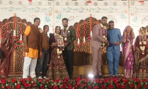 चमनपुरा में अनोखी पहल: नव दम्पति को डॉ. भीमराव अंबेडकर की तस्वीर भेंट