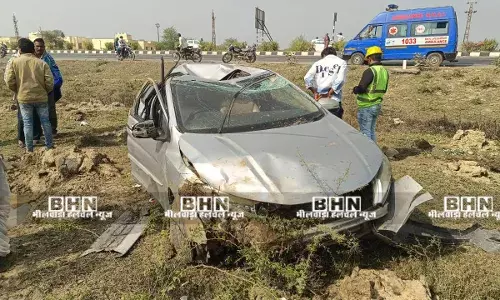 बेकाबू कार सडक़ से उतर कर पलटी, आरएलपी प्रत्याशी का बेटा चोटिल