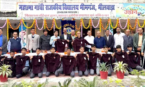 लायंस क्लब भीलवाड़ा ने जरूरतमंदों के लिए शुरू किया स्वेटर व कंबल वितरण अभियान