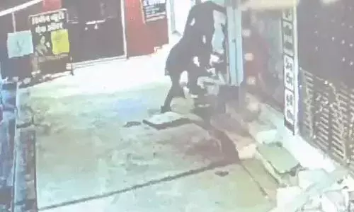 ज्वेलरी शॉप में लाखों की चोरी:अंट लगाकर शटर तोड़ दुकान में घुसे चोर; CCTV में कैद हुई वारदात