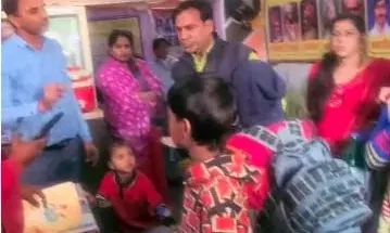 स्कूल शिक्षक पर बच्चों से मारपीट का आरोप, अभिभावकों ने कार्रवाई की मांग की