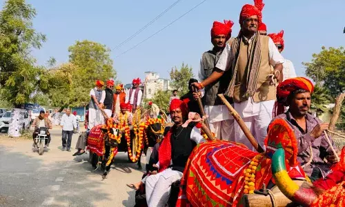 बैल गाड़ियों पर सवार होकर भरने आए मायरा