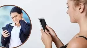 घंटों मोबाइल झुकाकर देखने से टेढ़ी हो रही रीढ़, किशोर और युवा तेजी से आ रहे चपेट में