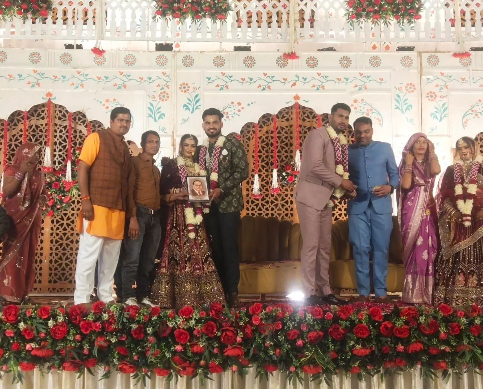 चमनपुरा में अनोखी पहल: नव दम्पति को डॉ. भीमराव अंबेडकर की तस्वीर भेंट